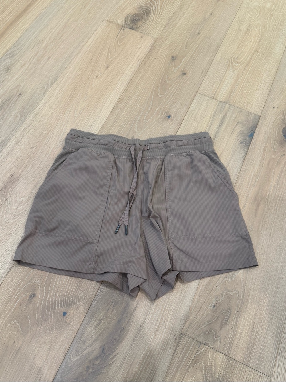 Lululemon Womens Shorts - tan size 8